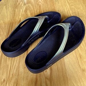 Women’s Oofos Oolala Luxe Sandals size 8 black With Gold Tone Straps.   (547)